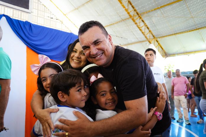 Prefeito Allan de Jesus realiza entrega inédita de fardamentos para alunos da rede municipal