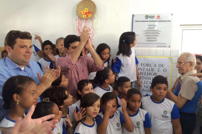 Rui Palmeira reinaugurou escola Corintho da Paz