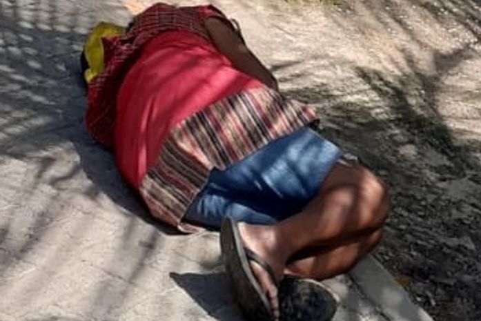 Nas comemorações do julho das pretas, Quitéria, moradora de rua, toma banho na lagoa, bem no meio do mundo. Nua em pelo.