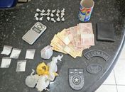 PM conduz quatro pessoas à delegacia por tráfico de drogas e porte ilegal de arma no interior