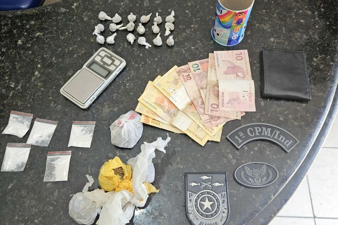 PM conduz quatro pessoas à delegacia por tráfico de drogas e porte ilegal de arma no interior