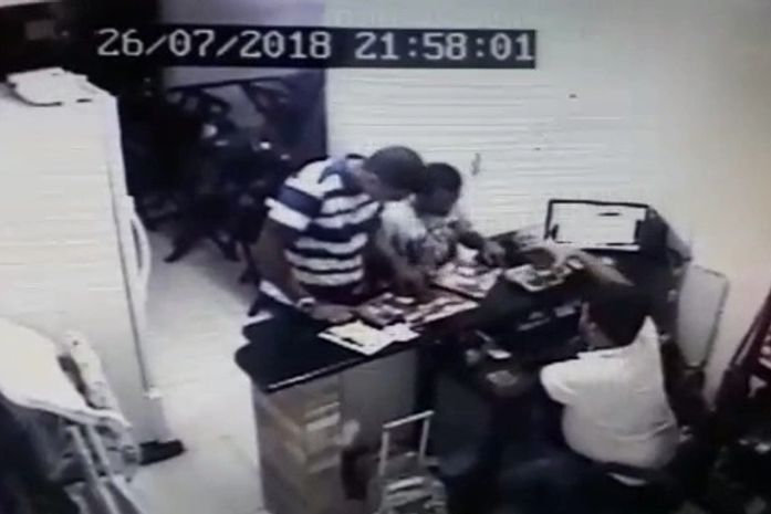 Imagens capturadas pela câmera de segurança