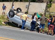 Veículo capota em trecho da AL-101 Norte em Maceió