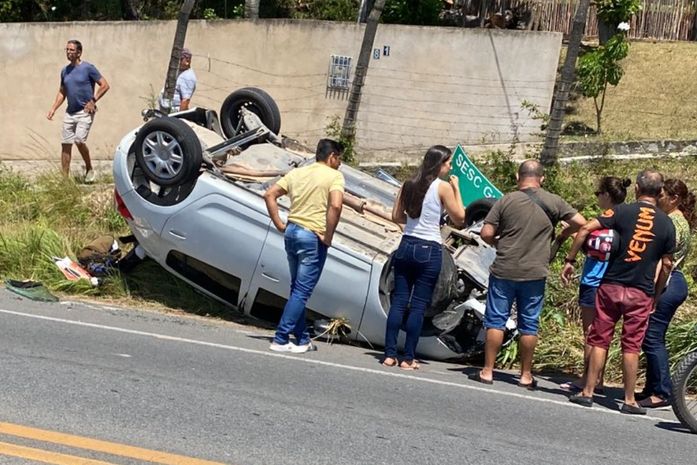 Veículo capota em trecho da AL-101 Norte em Maceió
