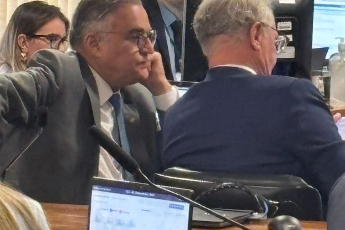 Renan Calheiros e João Caldas assistem juntos a sabatina da ministra Marluce Caldas