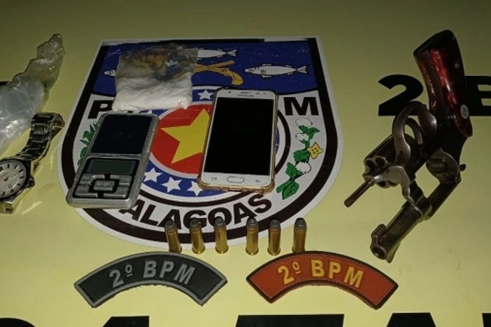 Dois homens e uma mulher são presos com arma de fogo e drogas em AL