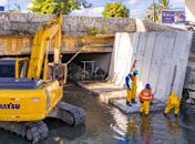 Riacho Salgadinho começa a receber placas que vão recompor paredes do canal