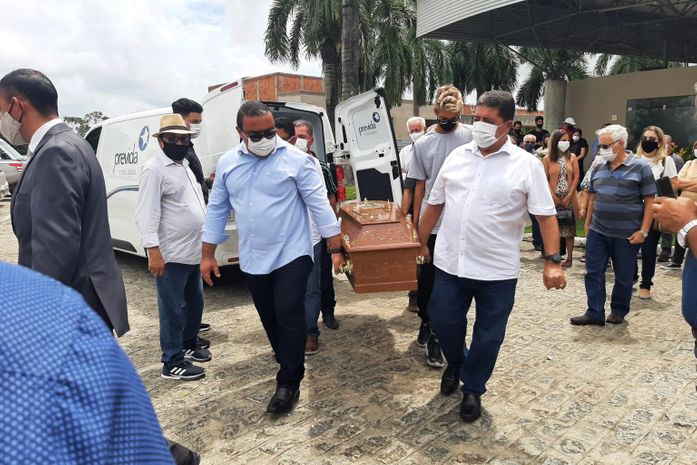 Adriano Barros (camisa branca) e Elias Shalon conduzindo o caixão no momento triste da despedida