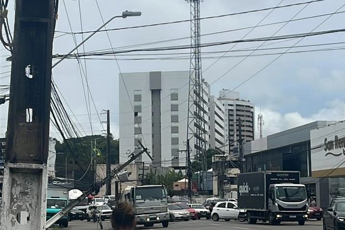 Caminhão derrubou poste