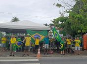 Manifestantes em frente ao quartel do Exército em Maceió