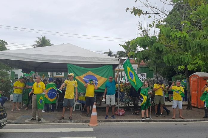 Manifestantes em frente ao quartel do Exército em Maceió