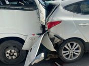 Micro-ônibus colide com seis carros e duas motos na Ladeira dos Martírios; veja vídeo
