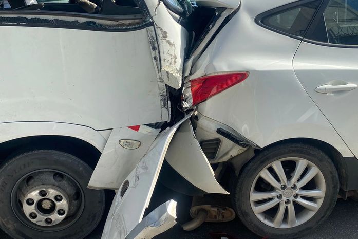 Micro-ônibus colide com seis carros e duas motos na Ladeira dos Martírios; veja vídeo