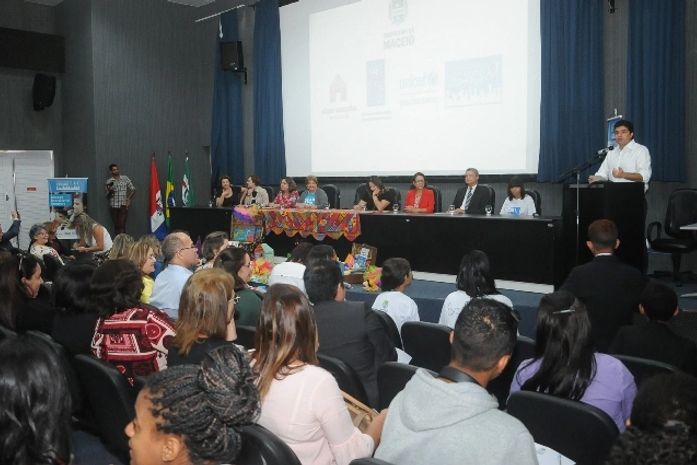 Prefeito Rui Palmeira participa de debate sobre exclusão escolar