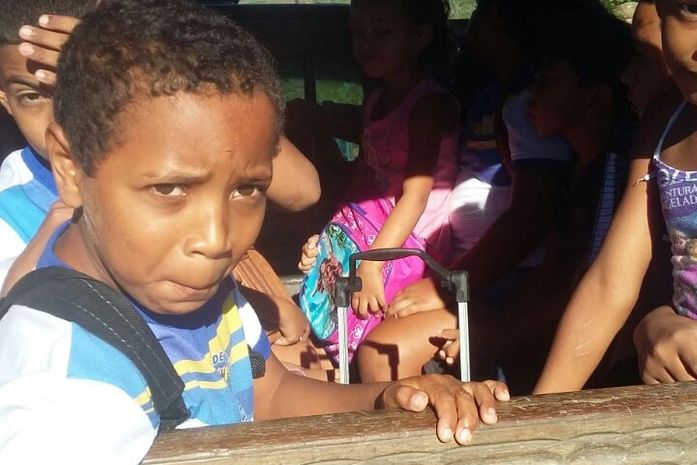 Alunos de Água Branca são transportados para as unidades de ensino dentro de uma D-20