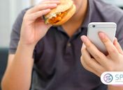Comer enquanto mexe no celular aumenta os riscos de ganho de peso 
