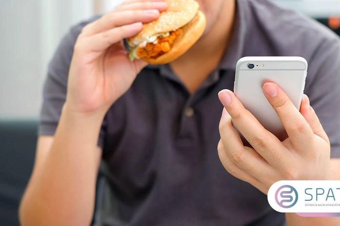 Comer enquanto mexe no celular aumenta os riscos de ganho de peso