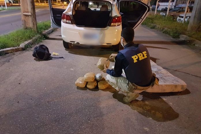 PRF acha maconha dentro de um colchão e prende dois homens por tráfico de drogas em Alagoas