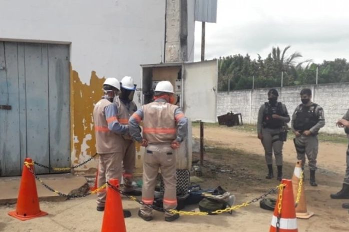 Responsáveis pelos estabelecimentos comerciais foram levados para a delegacia