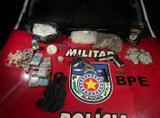 Traficantes abandonam drogas e material após a Polícia Militar encontrar ponto de venda