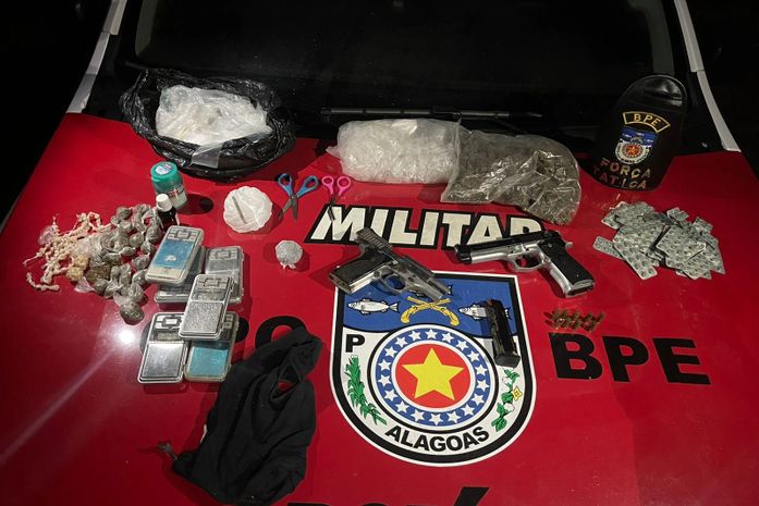 Traficantes abandonam drogas e material após a Polícia Militar encontrar ponto de venda