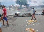 Manifestantes bloqueiam avenida no Feitosa em protesto contra valor da energia em Maceió