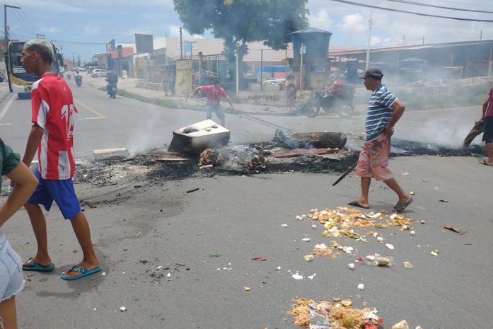 Manifestantes bloqueiam avenida no Feitosa em protesto contra valor da energia em Maceió