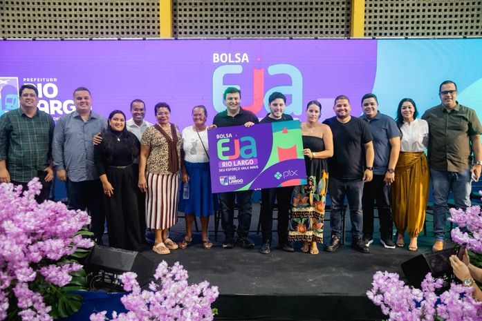 Prefeito Pedro Carlos realiza pagamento da Bolsa EJA e reforça compromisso com 1300 alunos da educação de jovens e adultos