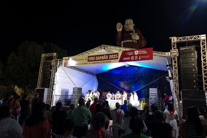 Primeira noite da Romaria de Frei Damião reúne fiéis com missa e show do Frei Sílvio
