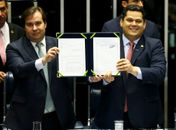 As novas regras para a aposentadoria entram em vigor imediatamente. Rodrigo Maia e Davi Alcolumbre comemoram a promulgação.