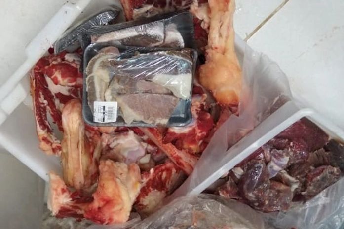 Vigilância Sanitária apreende 1.400 kg de alimentos impróprios para consumo e interdita dois estabelecimentos