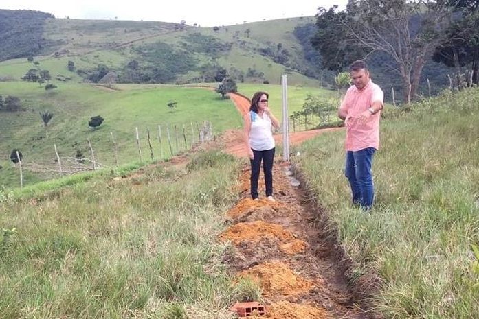 Rita Tenório e Lucas Coimbra acompanhando o início da construção do cemitério projetado pelos rondonistas