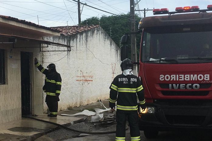 Criança é resgatada por vizinhos após princípio de incêndio em residência