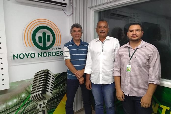 Após vitória, deputado Tarcizo Freire concede entrevistas às emissoras de Arapiraca