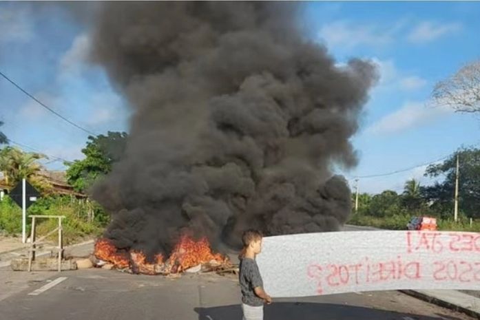 Moradores fecham trecho da AL-220 e protestam por pagamento de indenizações após duplicação 
