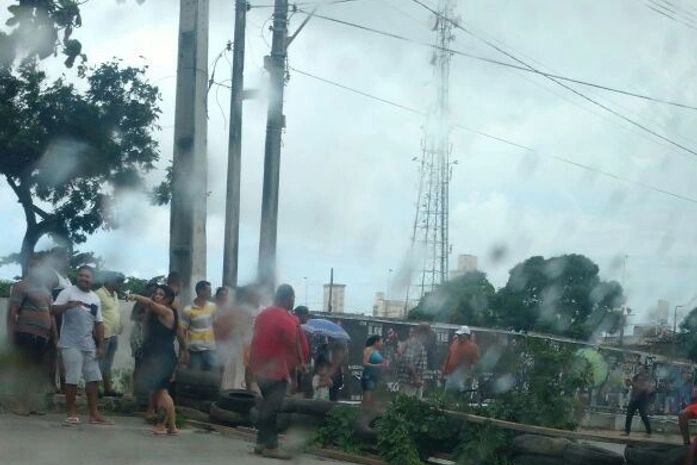 Moradores bloquearam Avenida Geraldo Melo em protesto