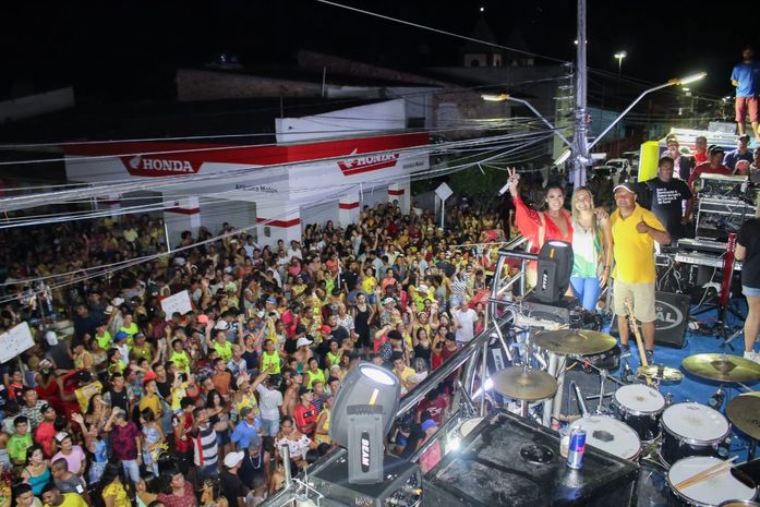 Galera marcou presença onde a banda Cheiro de Amor comandou toda emoção