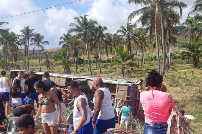 Ônibus capota na rodovia AL 101 Norte e deixa algumas pessoas feridas