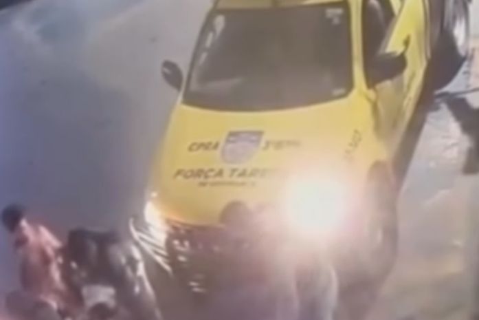 Câmeras registram momento em que policiais salvam bebê engasgado em Arapiraca