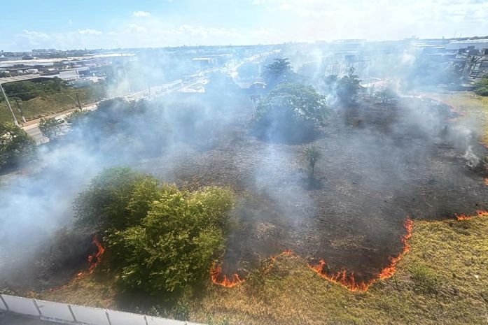 Bombeiros apagam incêndio de grandes proporções na Avenida Menino Marcelo