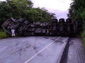 Carreta que transportava vidro capota e deixa trecho da BR-101 interditada em AL