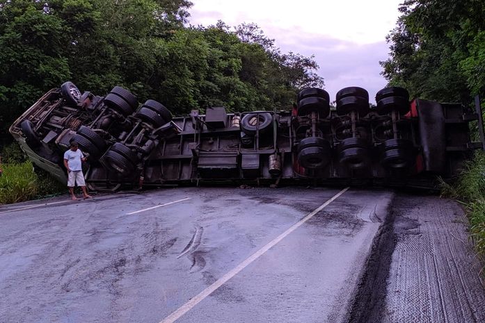 Carreta que transportava vidro capota e deixa trecho da BR-101 interditada em AL