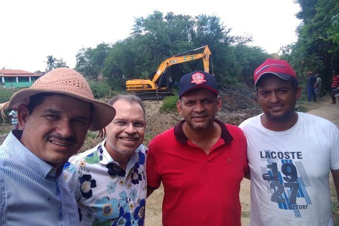 Acompanhada por secretário e vereadores, prefeita de Major Izidoro visita obras de limpeza de cacimba no Riacho Sertãozinho