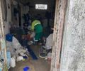 Roedores, escorpiões e baratas: duas caçambas de entulhos são retiradas de residência na Santa Amélia 