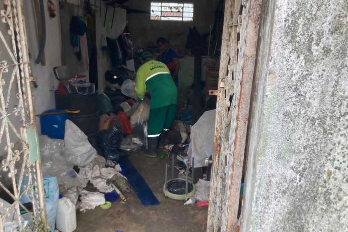Roedores, escorpiões e baratas: duas caçambas de entulhos são retiradas de residência na Santa Amélia 