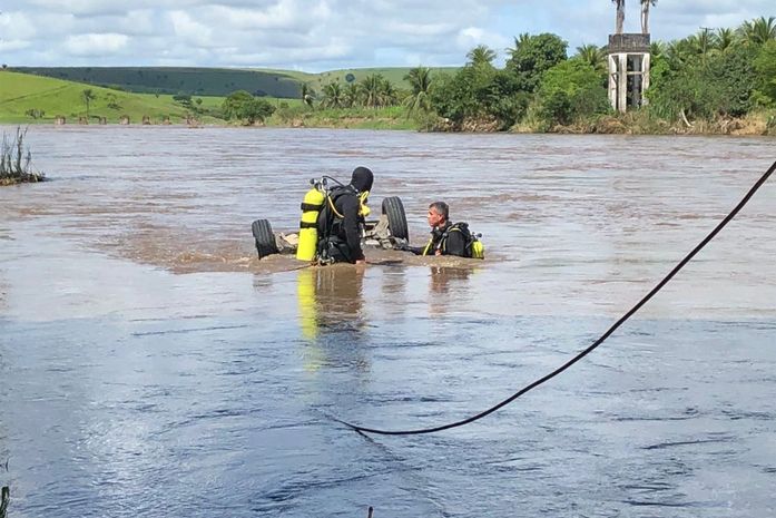 Humorista morre após veículo cair de ponte e ficar submerso em rio de Atalaia