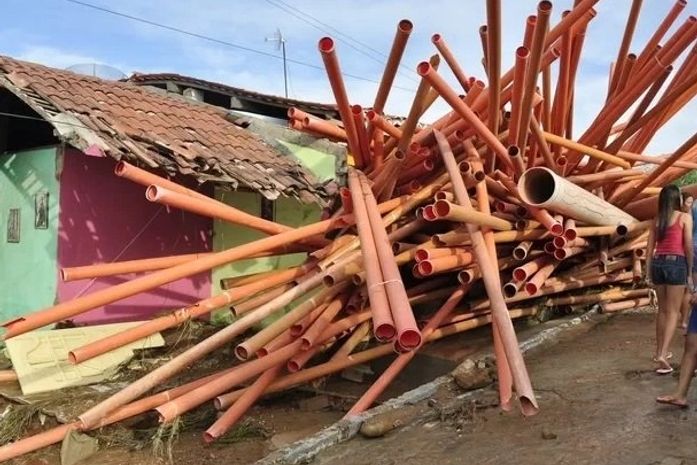 Resevatório rompe e destrói casas em Olho D'Água das Flores