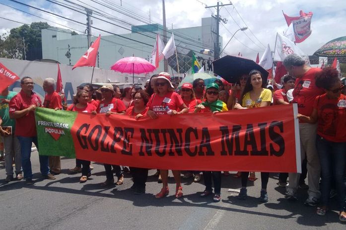 Integrantes da Frente Popular fazem ato em Maceió
