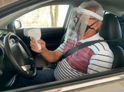 Prefeitura de Jequiá da Praia entrega termômetros digitais e protetores faciais aos taxistas