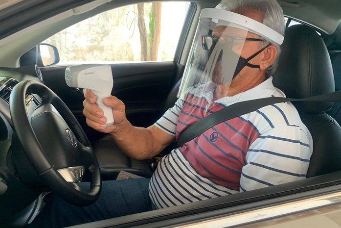 Prefeitura de Jequiá da Praia entrega termômetros digitais e protetores faciais aos taxistas